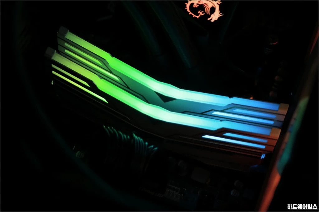 OLOy DDR4 3200 CL14 WarHawk PLATINUM SE RGB 화이트 간단 리뷰 1