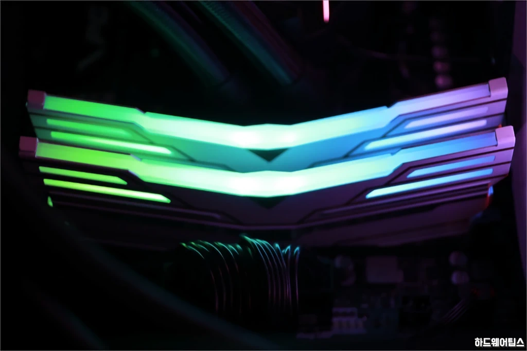 OLOy DDR4 3200 CL14 WarHawk PLATINUM SE RGB 화이트 간단 리뷰 11