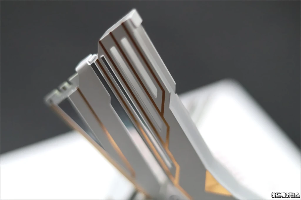 OLOy DDR4 3200 CL14 WarHawk PLATINUM SE RGB 화이트 간단 리뷰 7